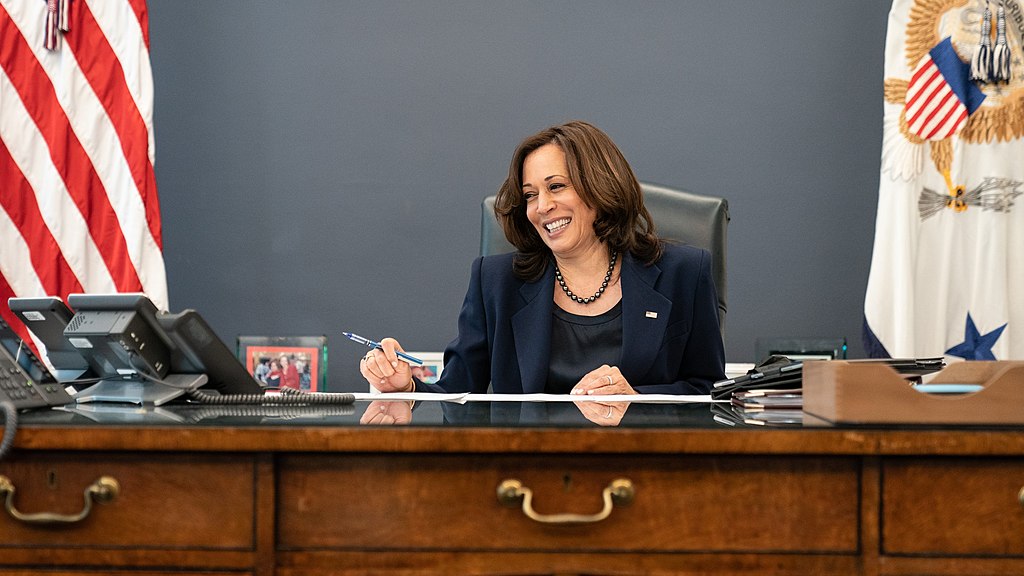 Kamala Harris langer ud efter Bidens inderkreds i ny bog