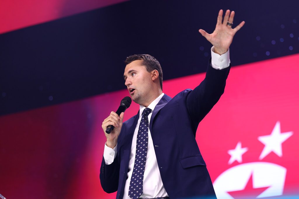 Efter 33 timers menneskejagt: Mistænkt for mordet på Charlie Kirk i politiets varetægt