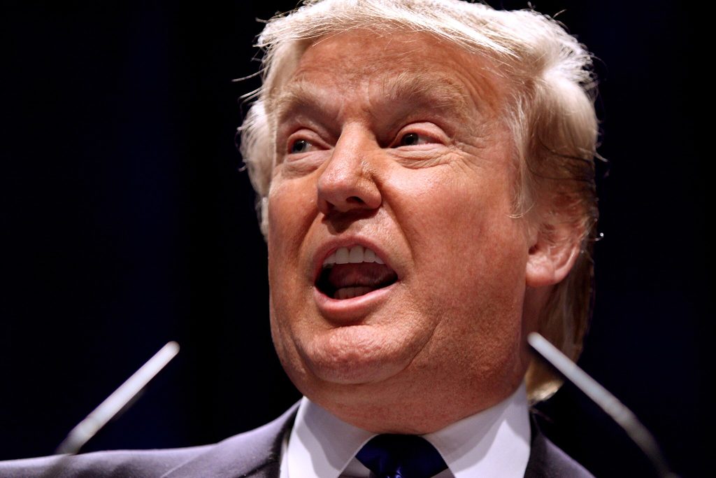 Trump truer tv-netværk: “Måske skal deres licens tages væk”