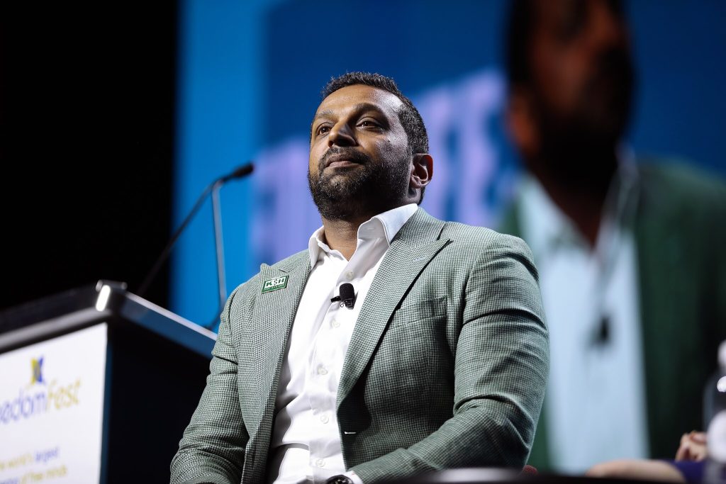 Kash Patel i politisk malstrøm: FBI-direktør i skarp duel med Demokraterne
