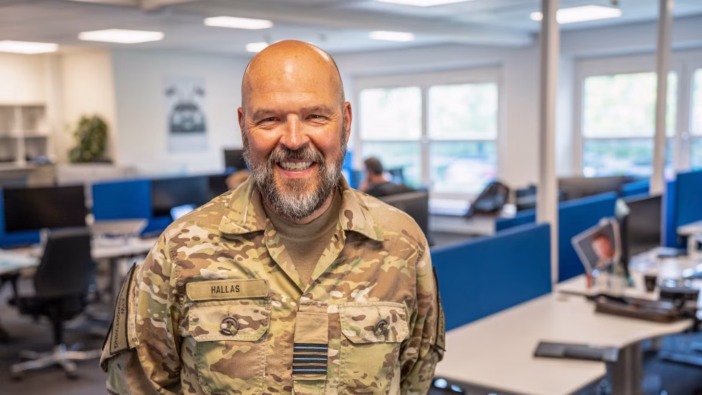 Direktøren kom på job i uniform