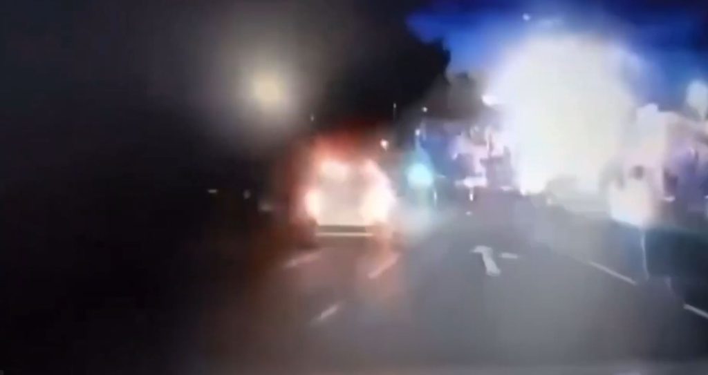 Eksplosion ryster Swindon: Lagerbygning i flammer i industrikvarteret