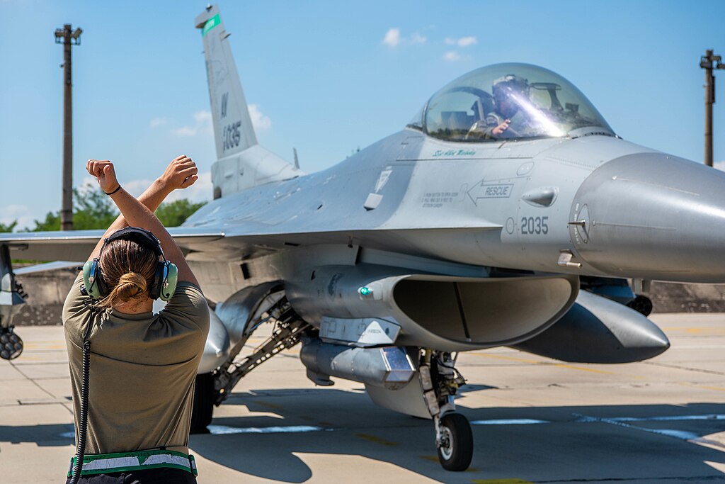 Bulgariens første F-16 grounded efter brændstoflæk: Lockheed sender ekspert