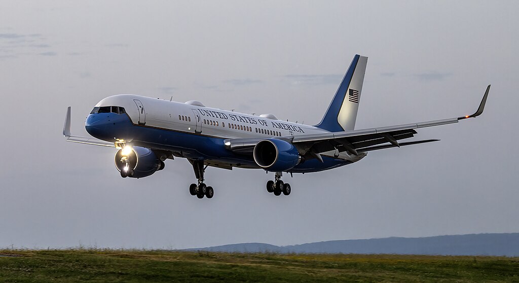 Mistænkeligt jagttårn fundet tæt på Air Force One: Trump rejser under skærpet sikkerhed