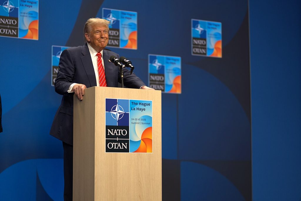 Stjernerne forsvandt én efter én – nu tager Trump selv mikrofonen