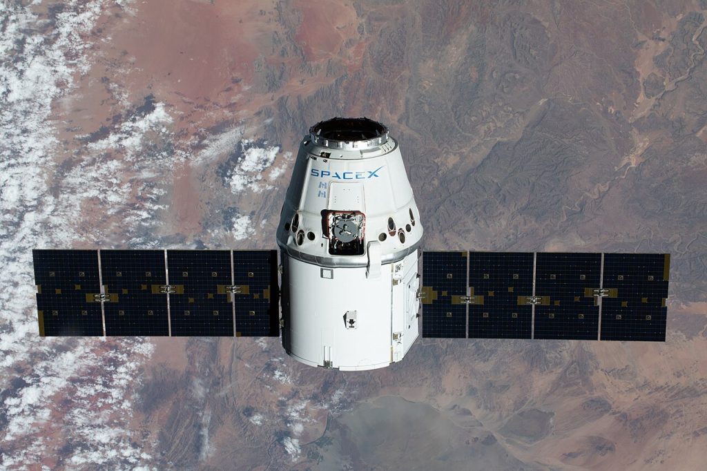 Musk og Bezos vil flytte datacentre ud i rummet: Nu advarer eksperter om en ny miljøkrise