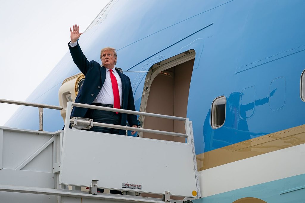 Føderale agenter dukkede op ved journalisters hjem efter afsløring om Trumps nye fly