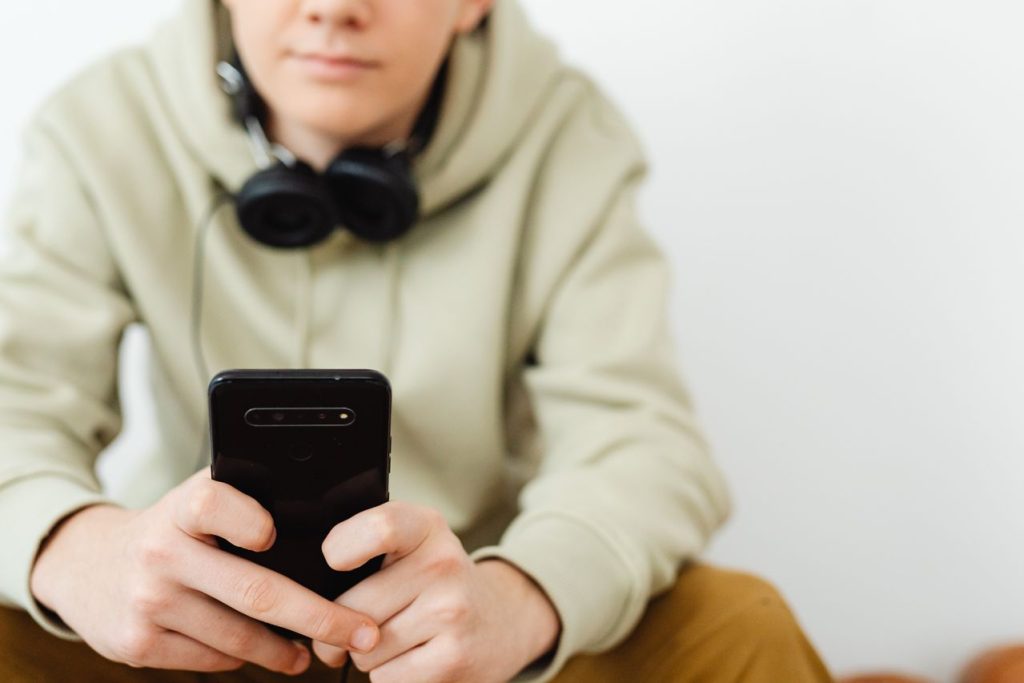 Det lyder som et forbud mod nattescrolling — men detaljen ændrer alt
