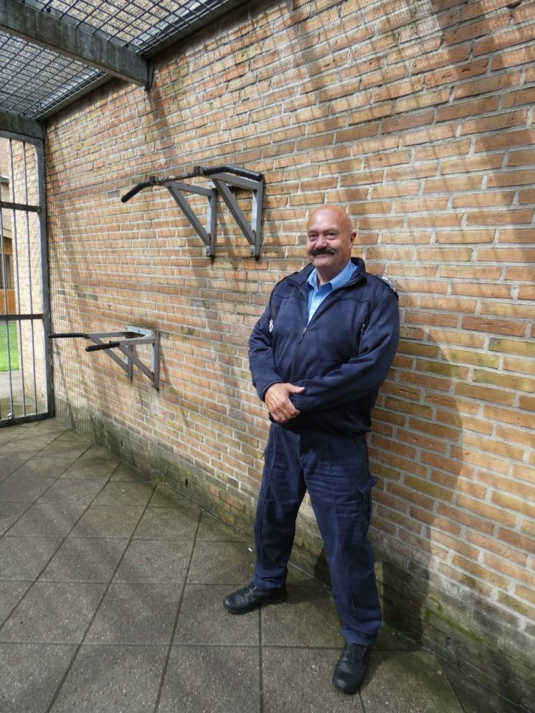 70 år og stadig i uniform: Henning går efter 50 år som fængselsbetjent