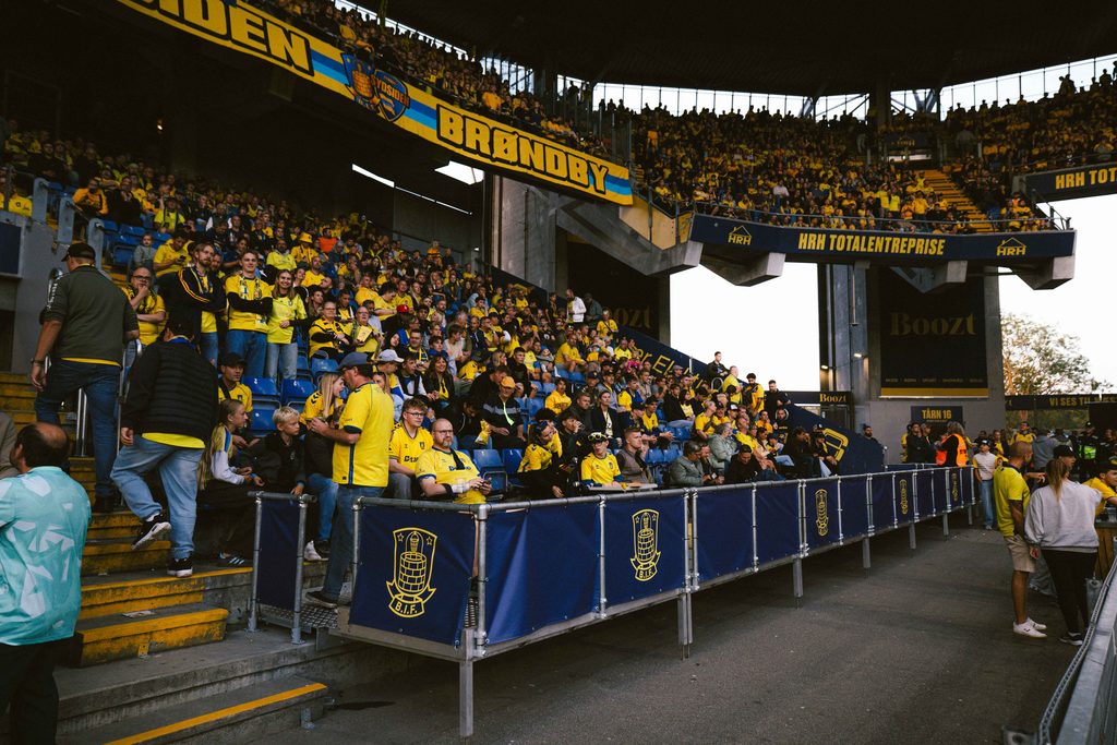 Fans ved de nye koerestolspladser paa Nordtribunen