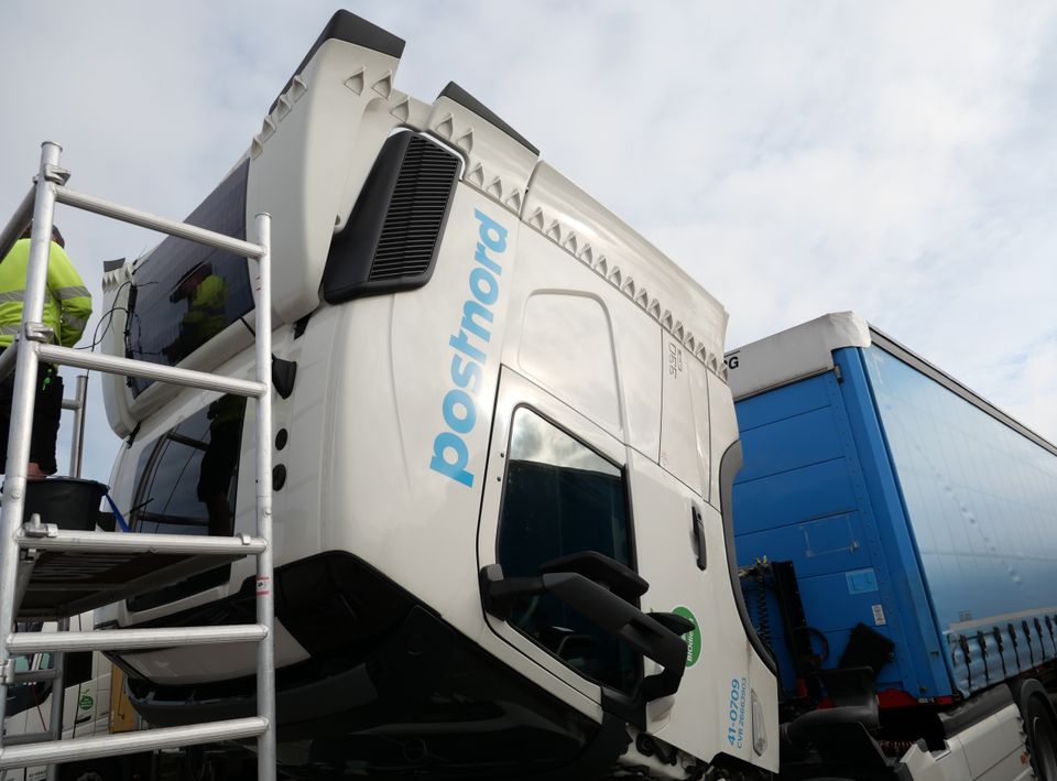 PostNord sætter solceller på 43 flere lastbiler efter test med lavere dieselforbrug