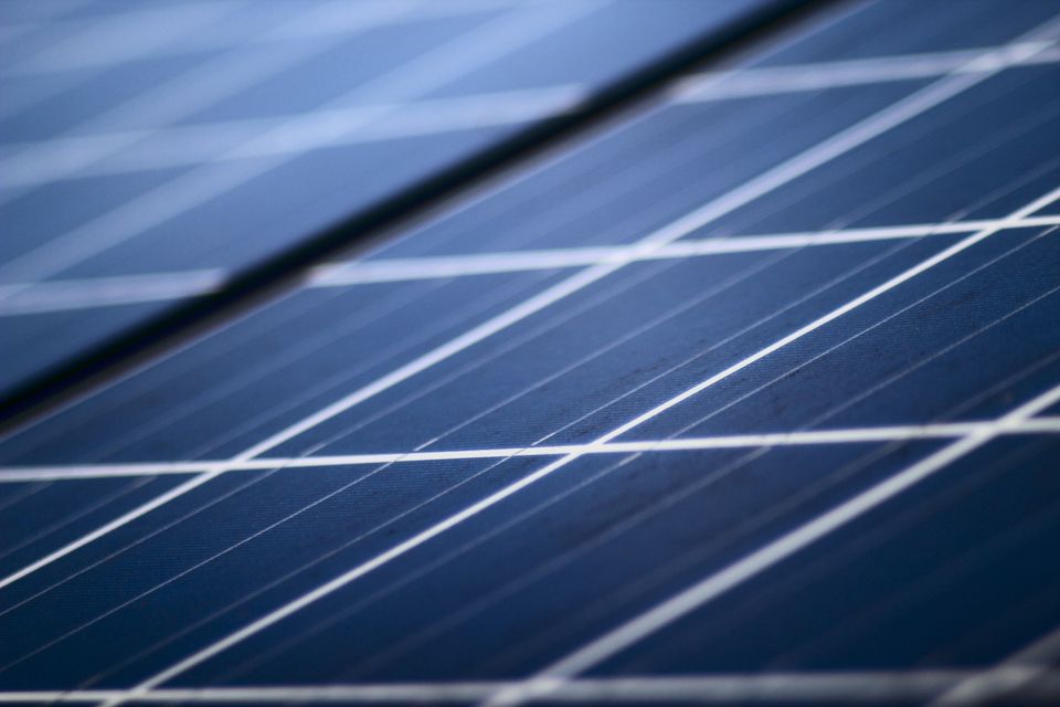 Nye regler åbner offentlige tage for solceller og batterier