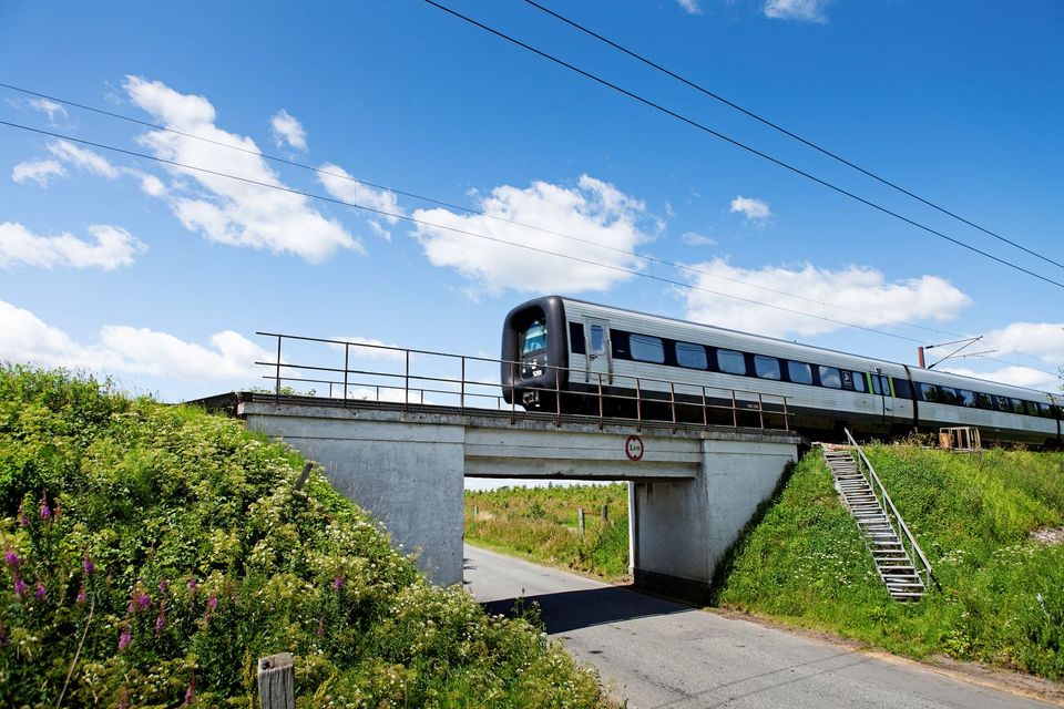 Mindst 35 påkørsler i år: Vognmænd risikerer regningen, når lastbiler rammer jernbanebroer