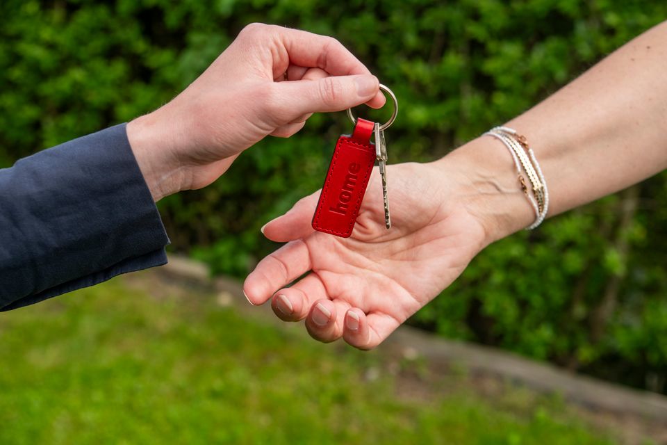 Danskerne vender tommelfingeren ned til boligkøb – men ser helt anderledes på salg