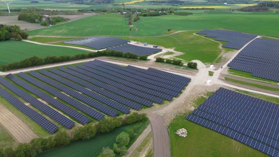 Lemvigh-Müller tager ansvar for 88.000 solpaneler – aftale sparer energipark en halv million