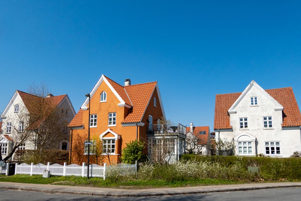 Markant forskel på generationerne: Ældre danskere hjælper oftere med at holde øje med boligen