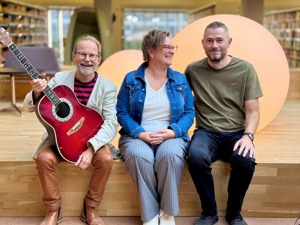 Bibliotekschef vender tilbage til tidligere arbejdsplads – denne gang til fællessang med sin mand