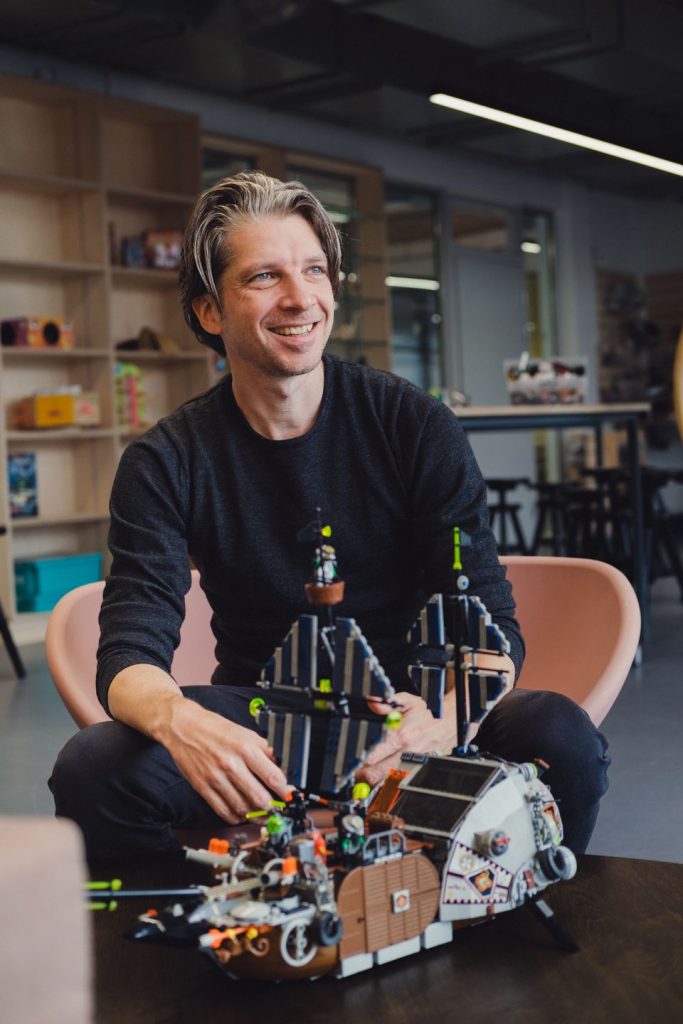 Efter tre års LEGO-forskning: Dansk designforsker udgiver bog på MIT Press