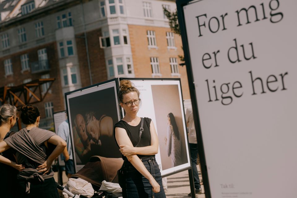 Forældres fortællinger om at miste et barn rykker ind på Banegårdspladsen i Vejle