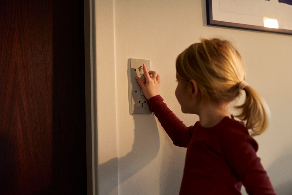 Elafgiften ændrer regnestykket: Samlet kWh-pris er lavere trods fireårshøj elpris